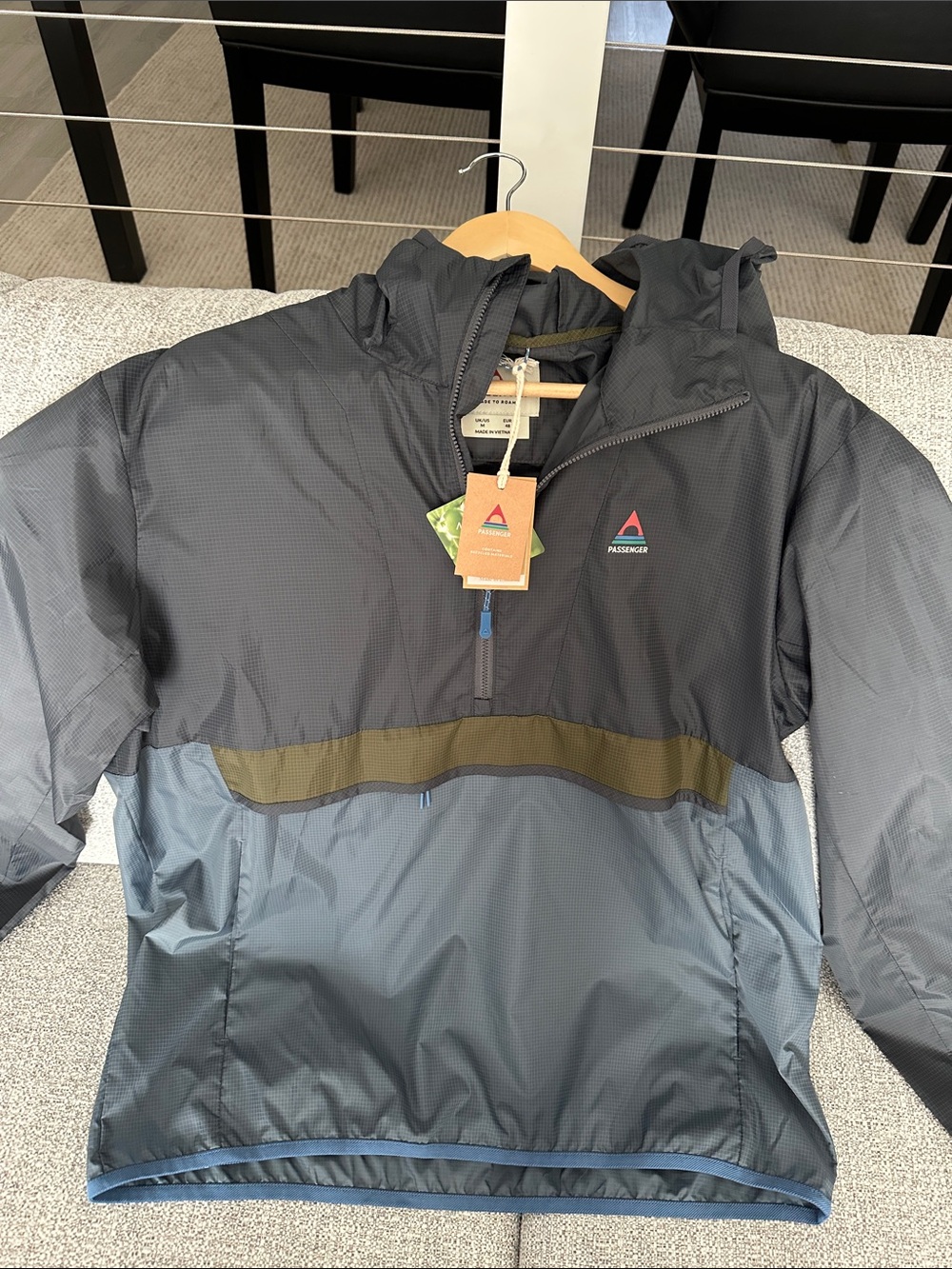 Passenger Men's Gusto Recycled Windshell Anorak in Charcoal/Storm Grey.